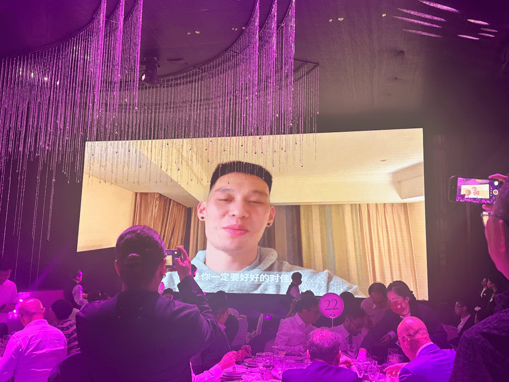 何猷君、奚梦瑶、何超欣现身祝贺! 何猷君、奚梦瑶、何超欣现身祝贺!