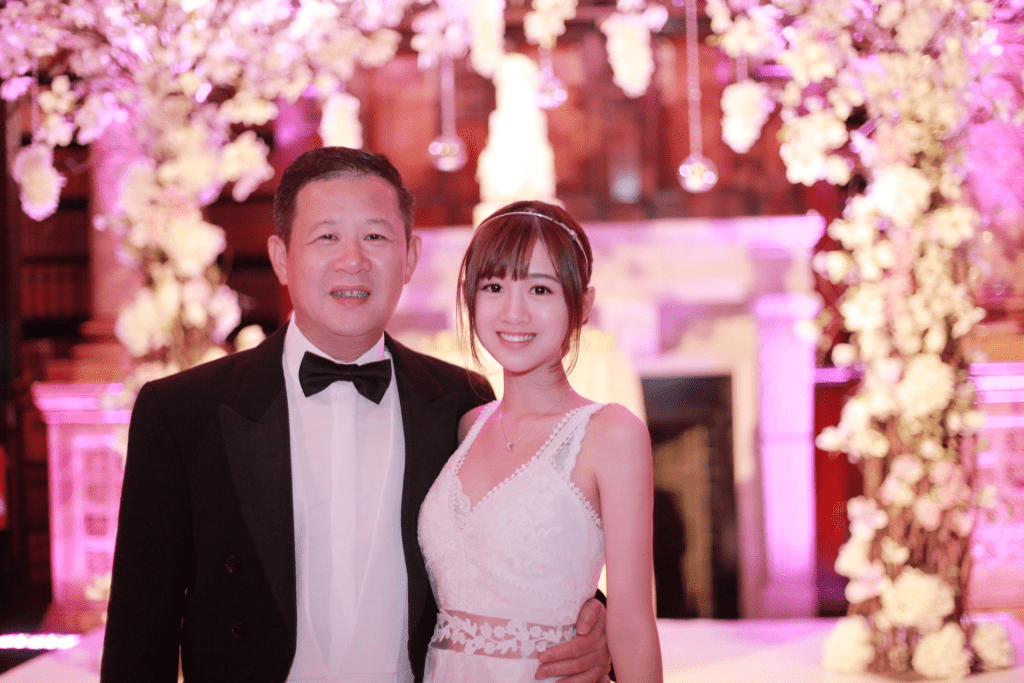 丁佳敏为内地体育品牌「特步」创办人丁水波二女儿,丁水波前年曾以14亿美元(约132.6亿港元)身家打入福布斯富豪榜。 丁佳敏为内地体育品牌「特步」创办人丁水波二女儿,丁水波前年曾以14亿美元(约132.6亿港元)身家打入福布斯富豪榜。