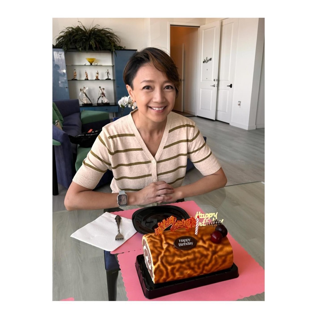 杨婉仪身处的美国大屋很宽阔,仲很简洁。 杨婉仪身处的美国大屋很宽阔,仲很简洁。