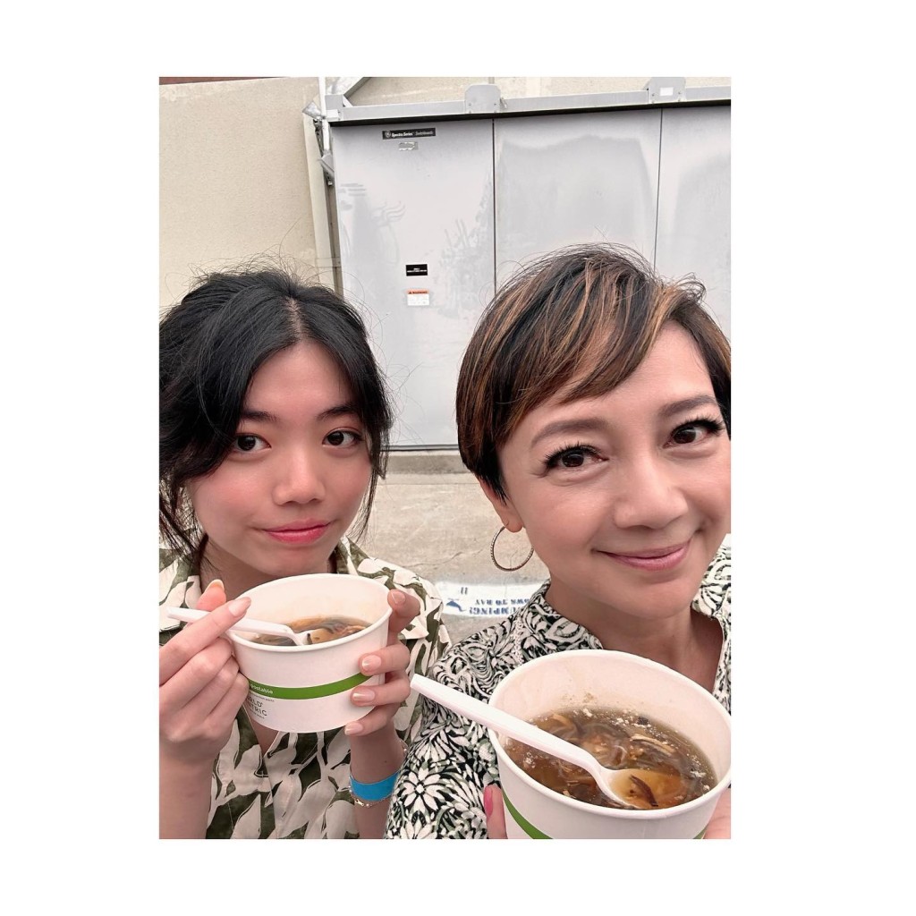 杨婉仪带女儿Hannah吃碗仔翅。 杨婉仪带女儿Hannah吃碗仔翅。