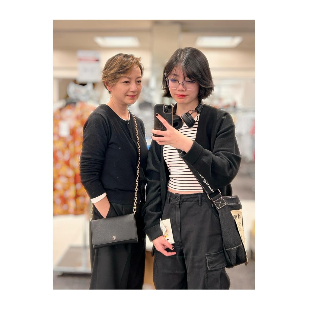 两母女成日周围去。 两母女成日周围去。