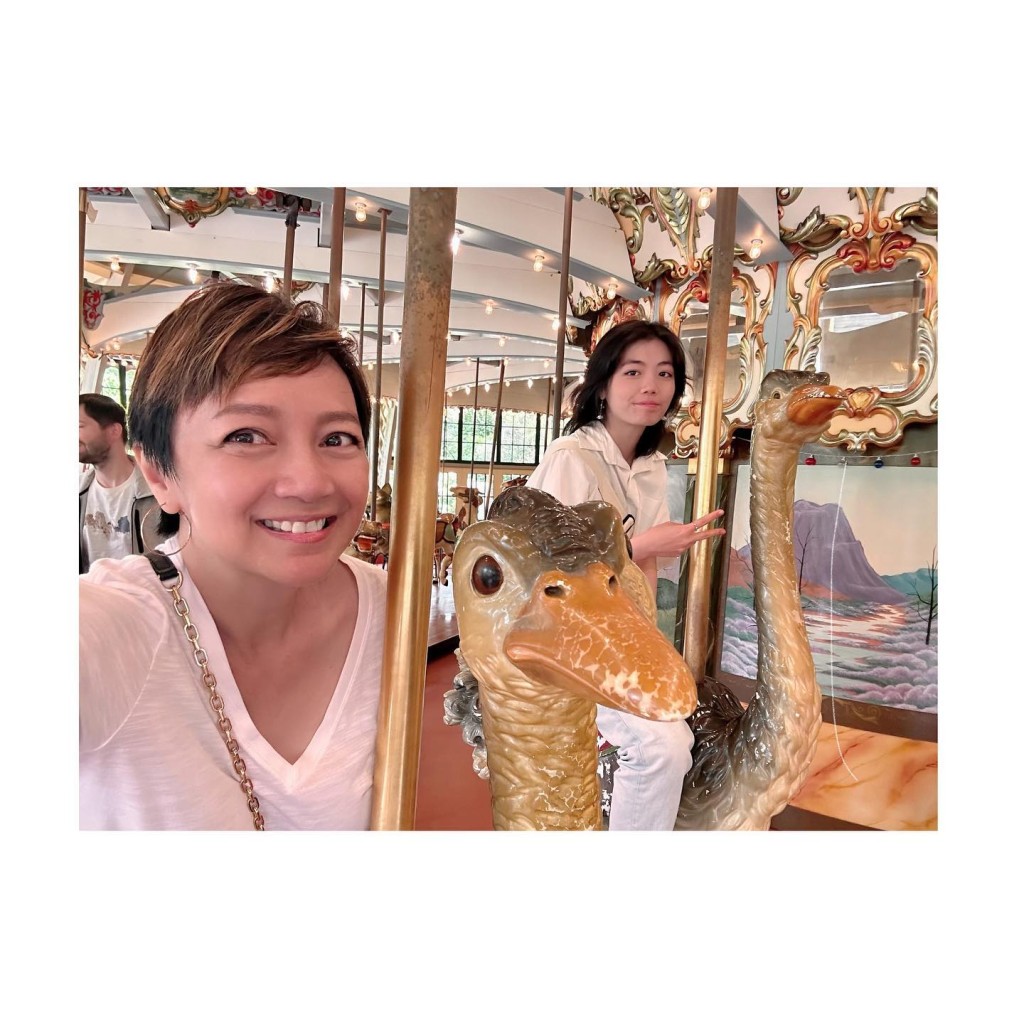 去乐园玩旋转天鹅。 去乐园玩旋转天鹅。