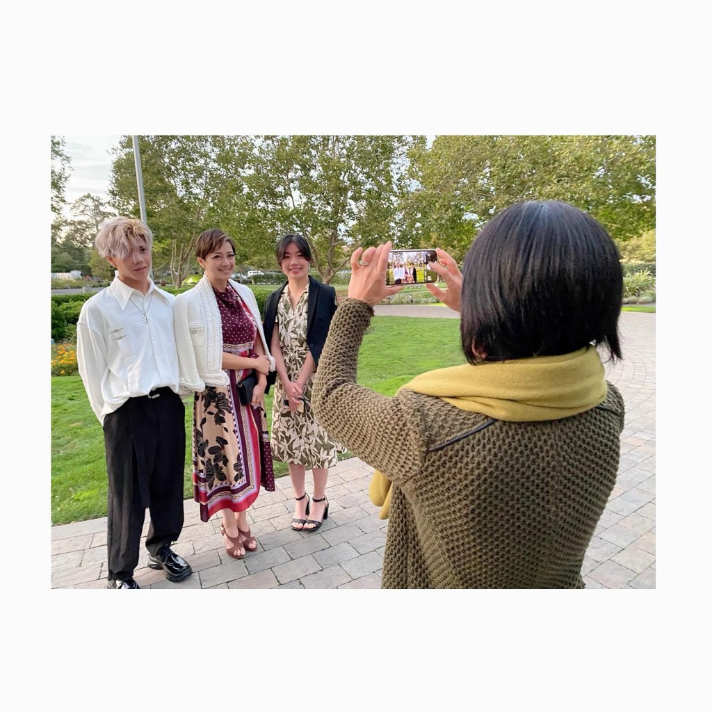 一对仔女颜值超越妈咪。 一对仔女颜值超越妈咪。