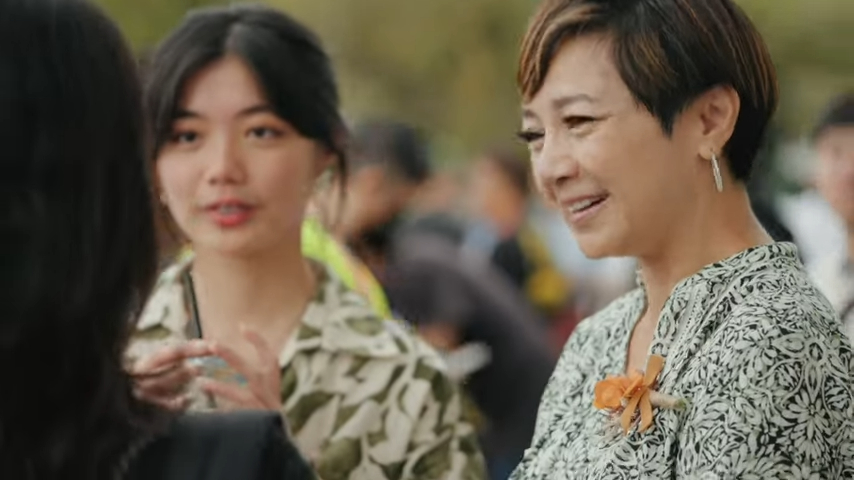 早前与女儿齐齐出席活动。 早前与女儿齐齐出席活动。