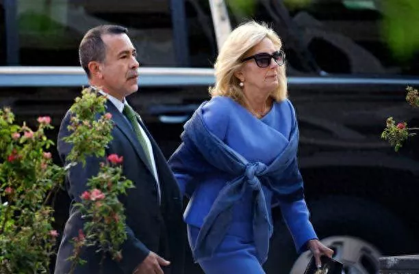 美国第一夫人刚从法国回美就直奔法院 真操心 !