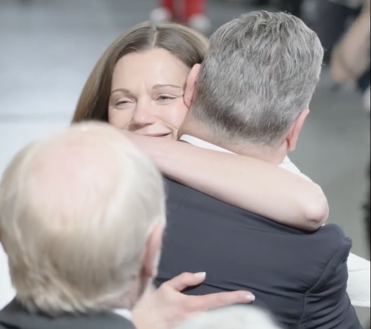 施纪贤宣布胜选后,妻子大力拥抱祝贺。 facebook 施纪贤宣布胜选后,妻子大力拥抱祝贺。 facebook