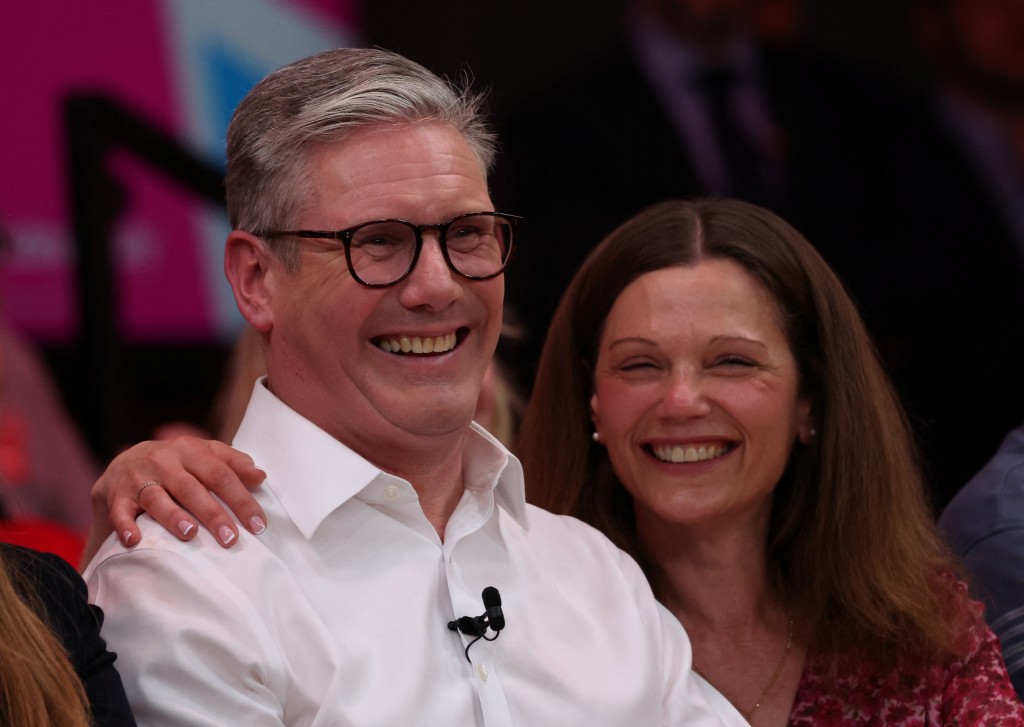 施纪贤妻子经常陪伴左右一起出席活动,但只是从旁支持,从不受访。 路透社 施纪贤妻子经常陪伴左右一起出席活动,但只是从旁支持,从不受访。 路透社