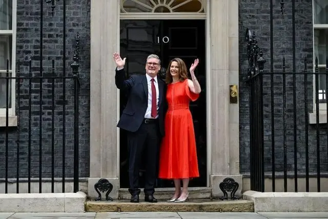 英国新首相拜见国王,49岁妻子惊艳亮相