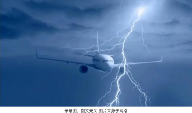 来自地狱的航班!客机遭闪电击中,如自由落体急坠 来自地狱的航班!客机遭闪电击中,如自由落体急坠