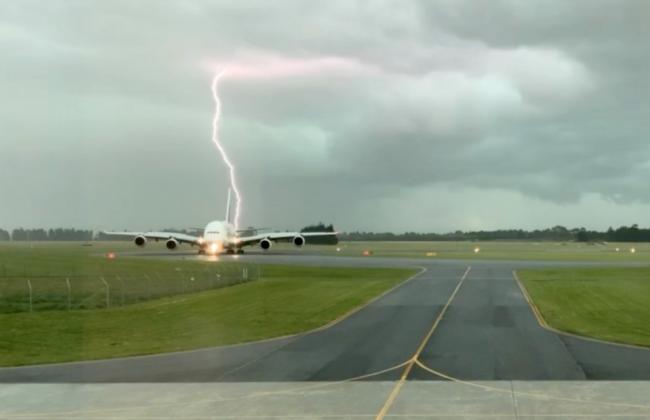 来自地狱的航班!客机遭闪电击中,如自由落体急坠 来自地狱的航班!客机遭闪电击中,如自由落体急坠
