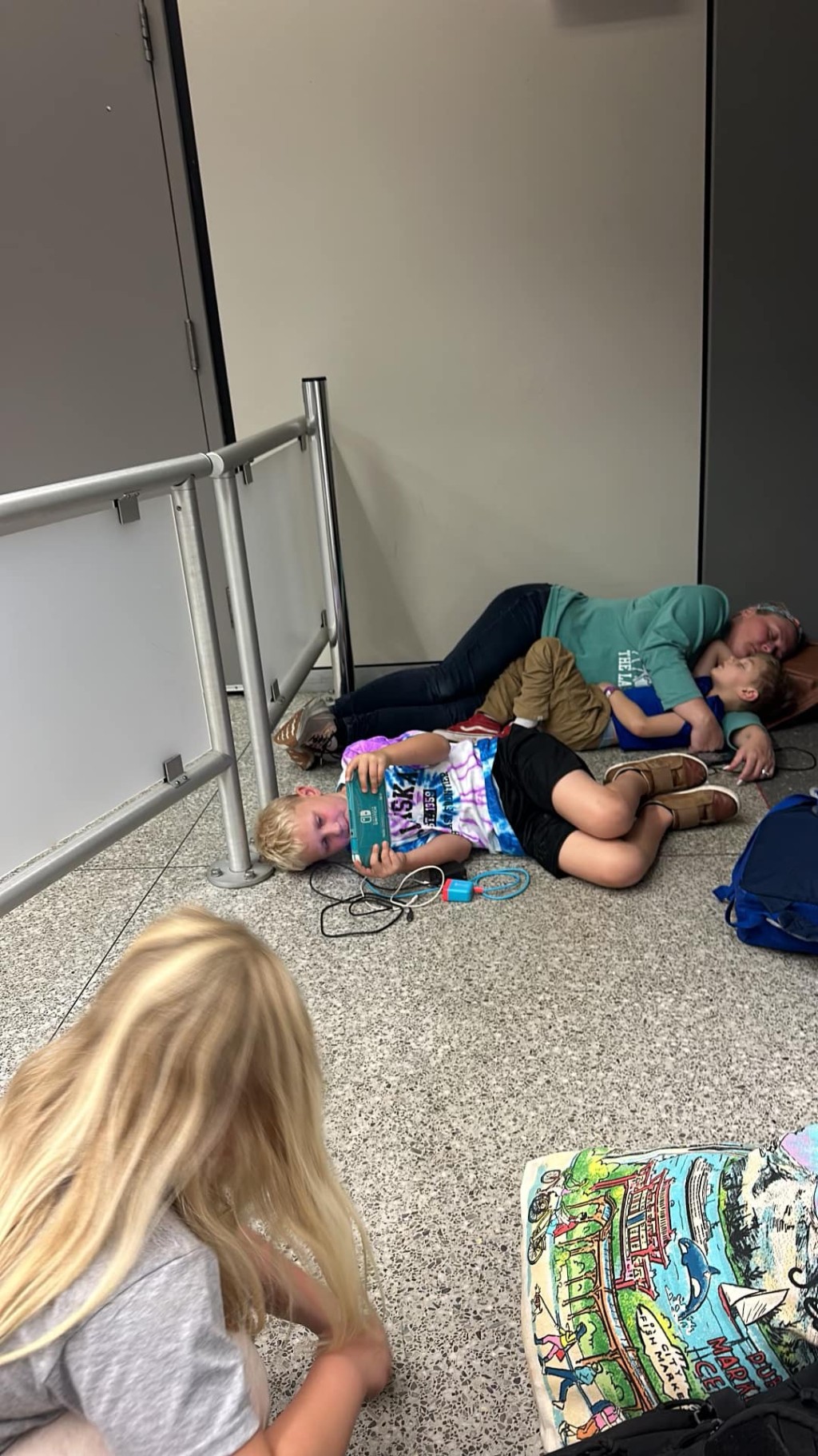 约书亚一家在机场度过一个晚上。(FB) 约书亚一家在机场度过一个晚上。(FB)