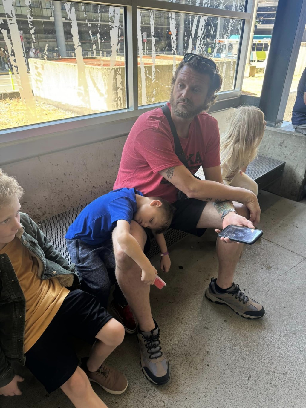 孩子在约书亚身上睡觉。(FB) 孩子在约书亚身上睡觉。(FB)