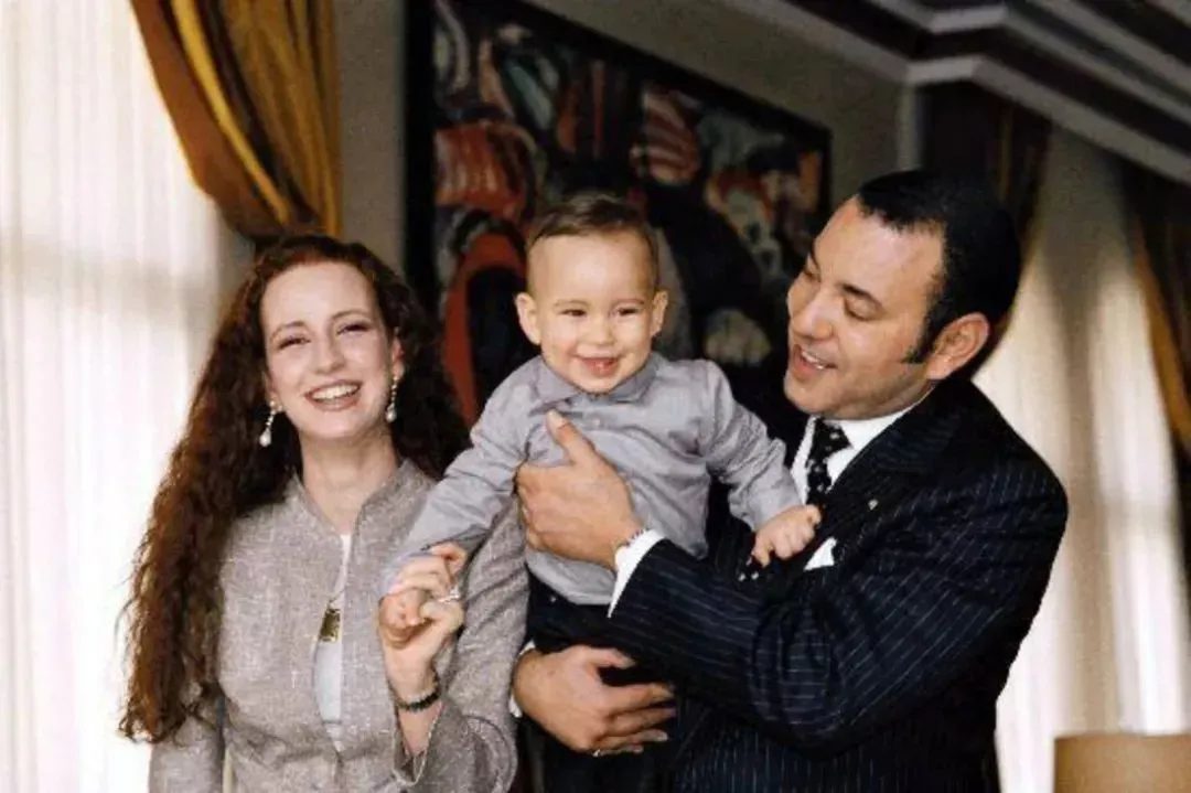 &middot;萨尔玛（左）与国王和他们的孩子。