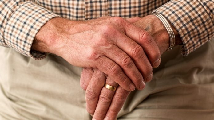 senior-hands-1-6341287-171275528.jpg 图片