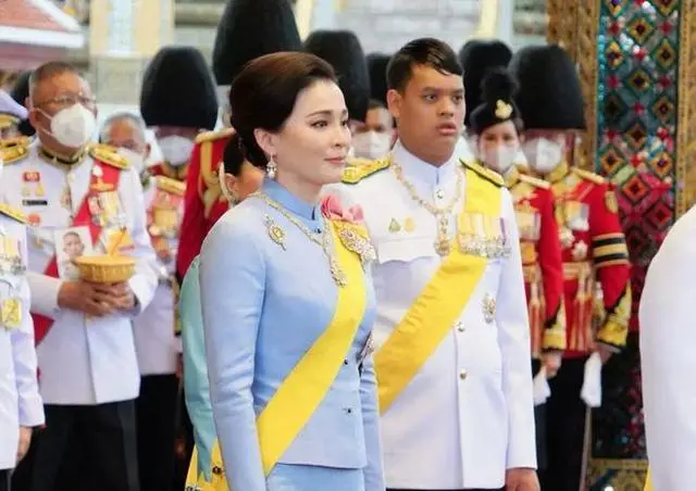 19岁泰国王子罕见和普通民众聊天 席地而坐