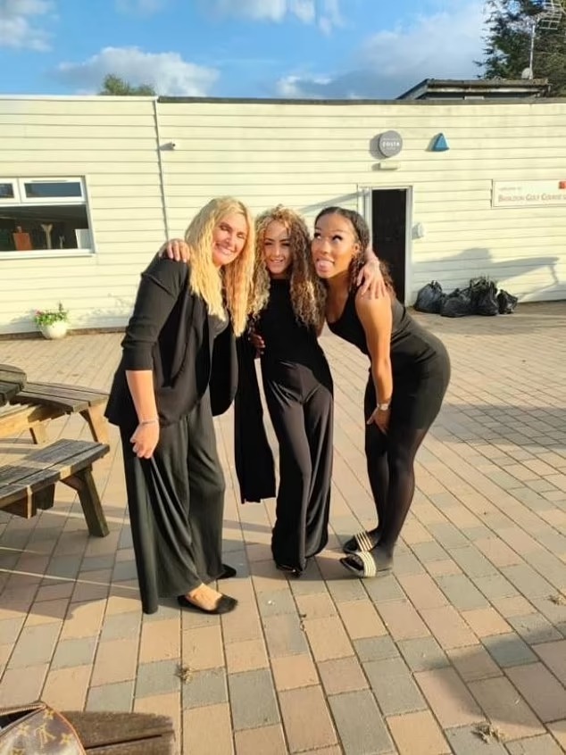 亨普斯特德生前跟友人合照 。 网图 亨普斯特德生前跟友人合照 。 网图