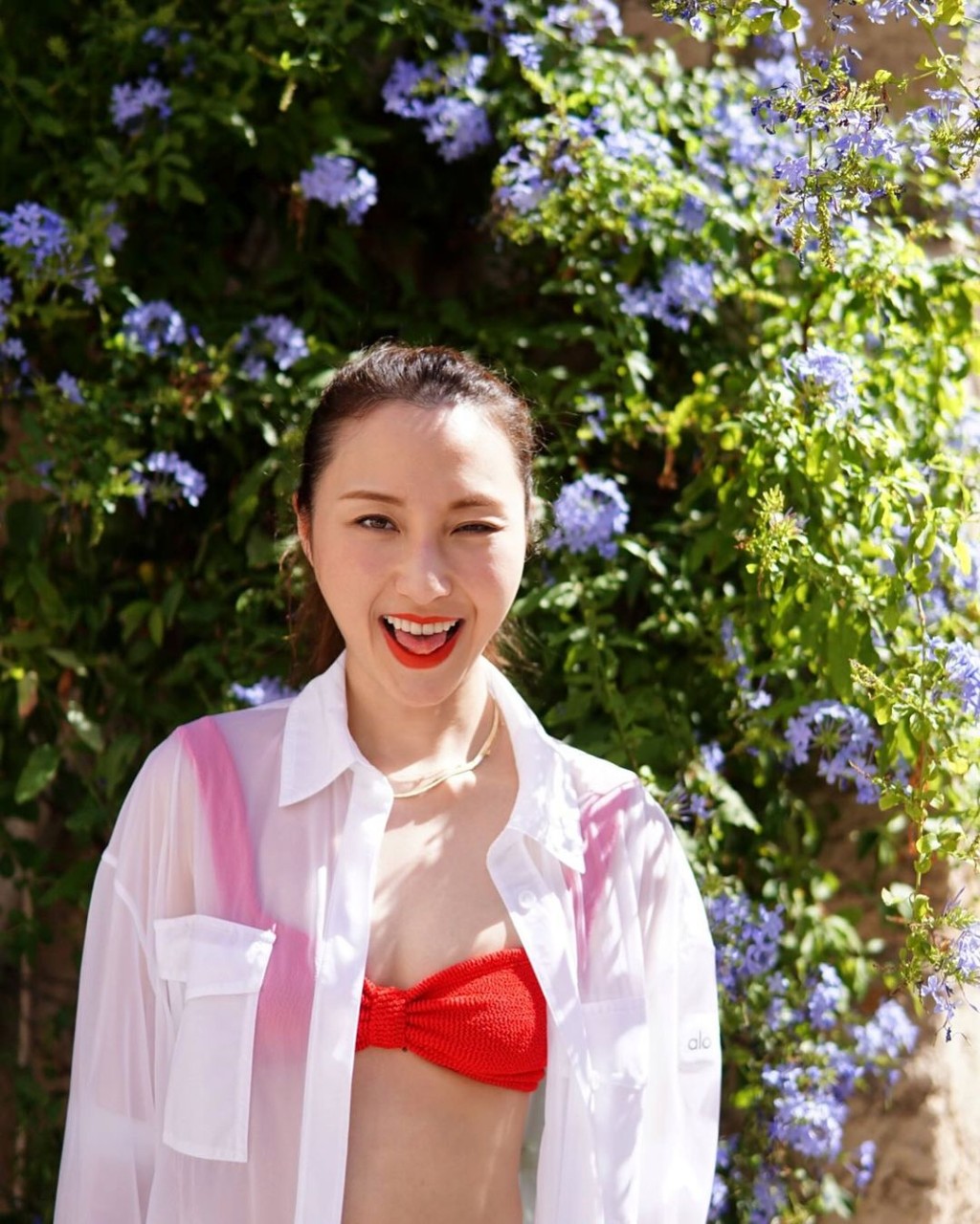 何超云昨日(17日)在IG分享了一张写真照,照片中,何超云身穿一件透视白色衬衫,内搭是一套红色比坚尼,事业线若隐若现,罕有性感。 何超云昨日(17日)在IG分享了一张写真照,照片中,何超云身穿一件透视白色衬衫,内搭是一套红色比坚尼,事业线若隐若现,罕有性感。