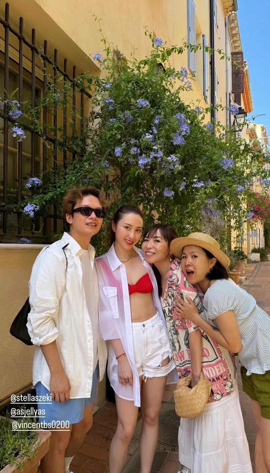 何超云身穿一件透视白色衬衫,内搭是一套红色比坚尼。 何超云身穿一件透视白色衬衫,内搭是一套红色比坚尼。