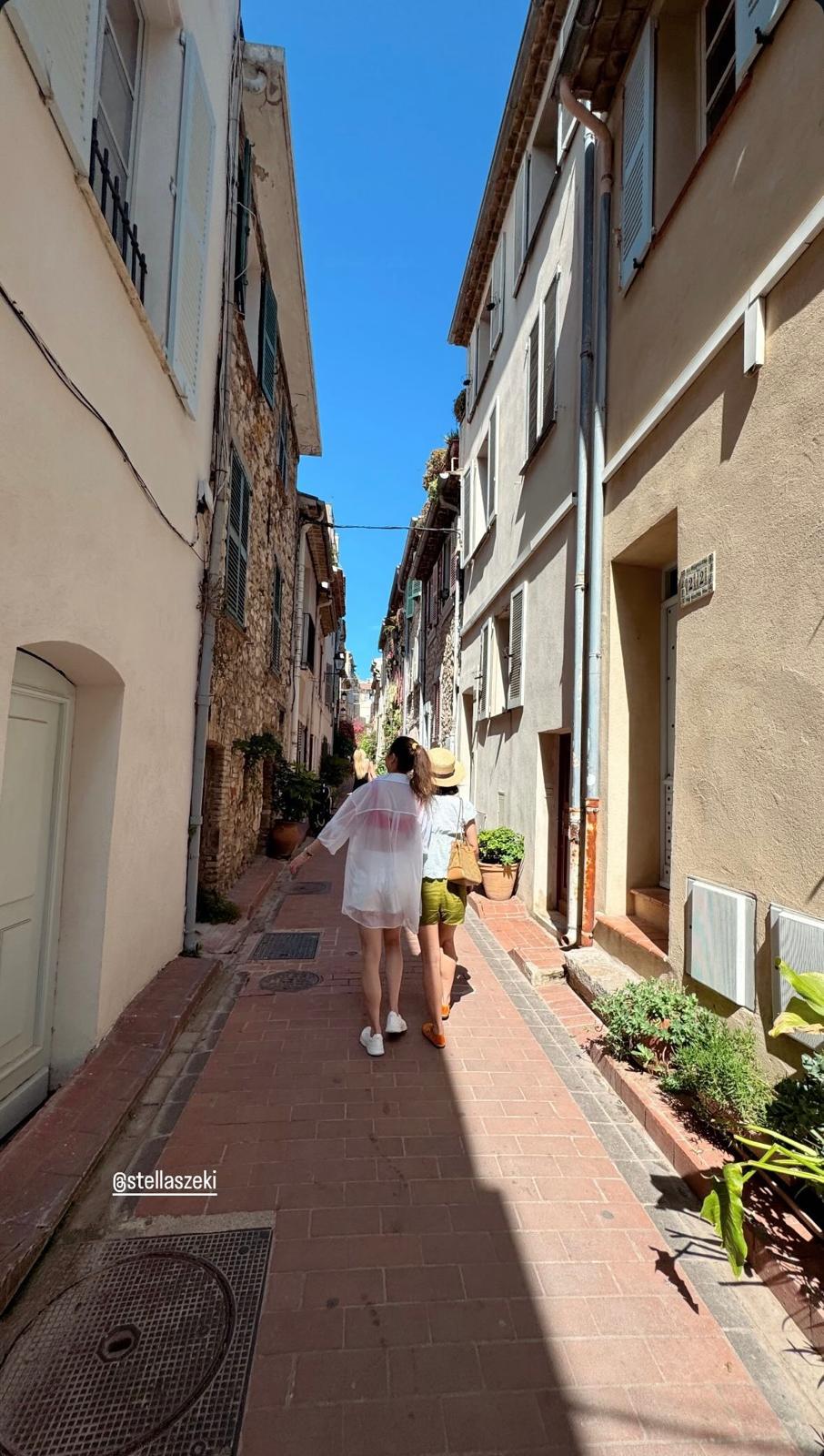 何超云身穿一件透视白色衬衫,内搭是一套红色比坚尼。 何超云身穿一件透视白色衬衫,内搭是一套红色比坚尼。