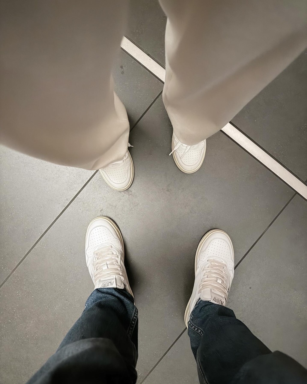 何超云与未婚夫Douglas穿情侣波鞋拍拖。 何超云与未婚夫Douglas穿情侣波鞋拍拖。