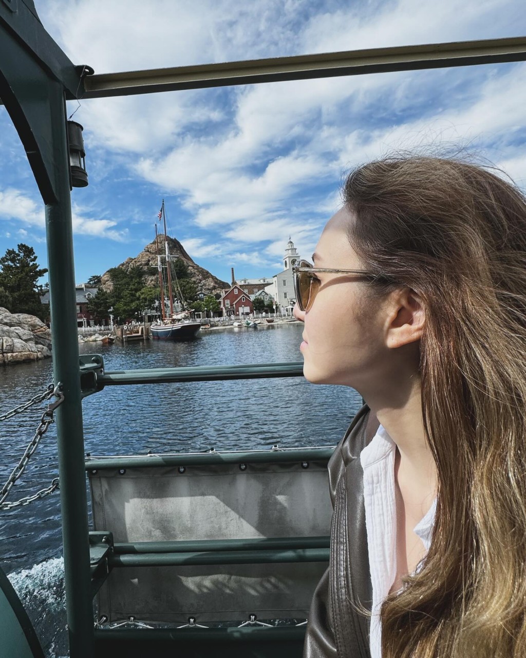 何超云与未婚夫Douglas到迪士尼海洋畅玩。 何超云与未婚夫Douglas到迪士尼海洋畅玩。