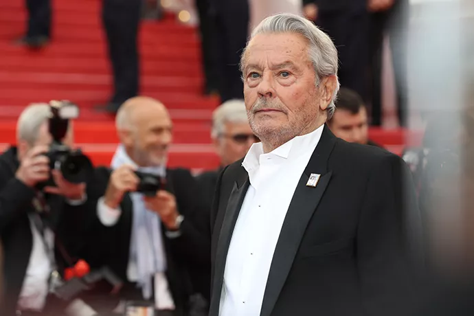 对亲情失望?阿兰德龙要和他50多只狗葬在一起