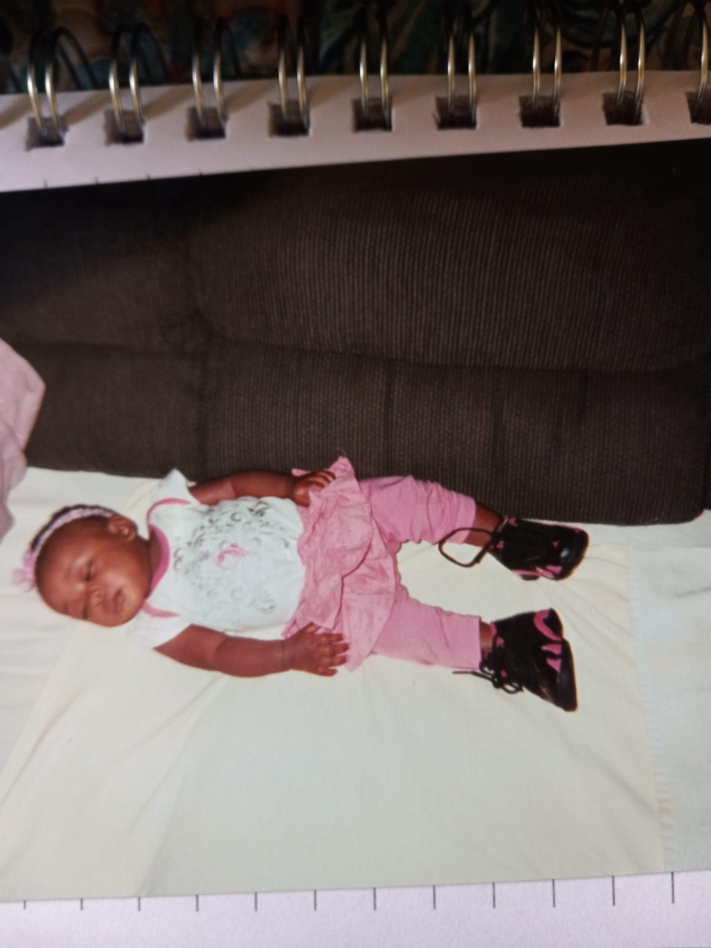 尼拉母亲想念女儿时在facebook发图缅怀过去。 facebook