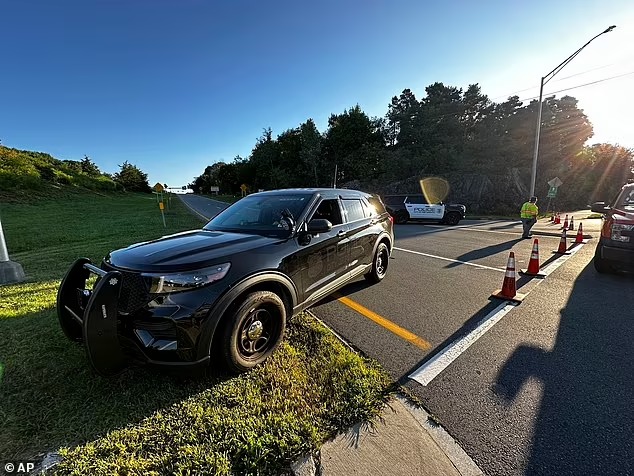 当日在桥上警员拦截可疑车辆。美联社 当日在桥上警员拦截可疑车辆。美联社