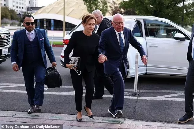 默多克牵手第五任妻子现身法院,对手是自己3个孩子