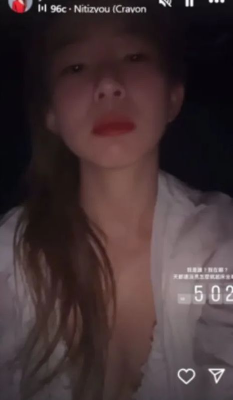 早前更在IG Story贴出一段自拍影片,见到身穿低胸上衣的她迷迷糊糊,衣领也越来越开,导致傲人上围曲线一览无遗,而她也突然停止录像。 早前更在IG Story贴出一段自拍影片,见到身穿低胸上衣的她迷迷糊糊,衣领也越来越开,导致傲人上围曲线一览无遗,而她也突然停止录像。