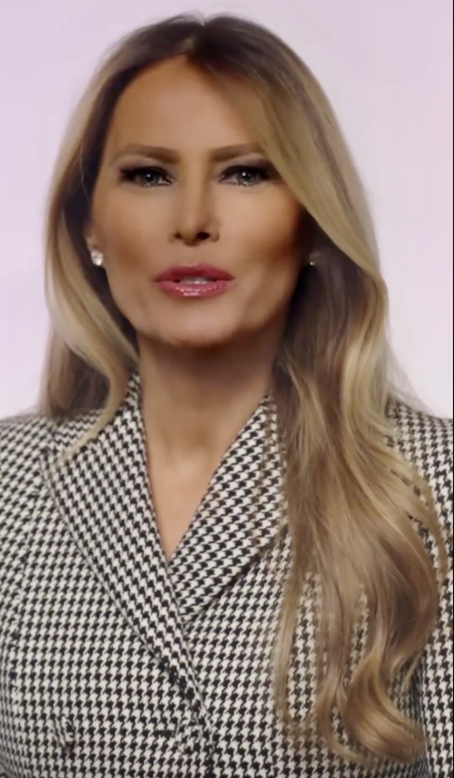 梅拉尼娅发布多个影片,有黑白也有彩色。 X 梅拉尼娅发布多个影片,有黑白也有彩色。 X