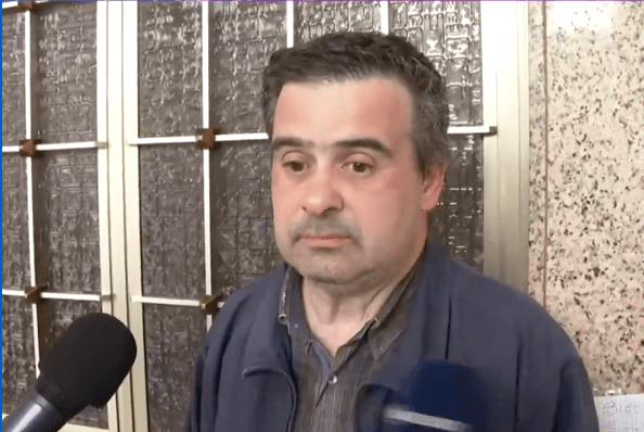 50岁的洛伦佐&middot;卡博内在家门前被电视台记者拦截采访，他停下来面对镜头。