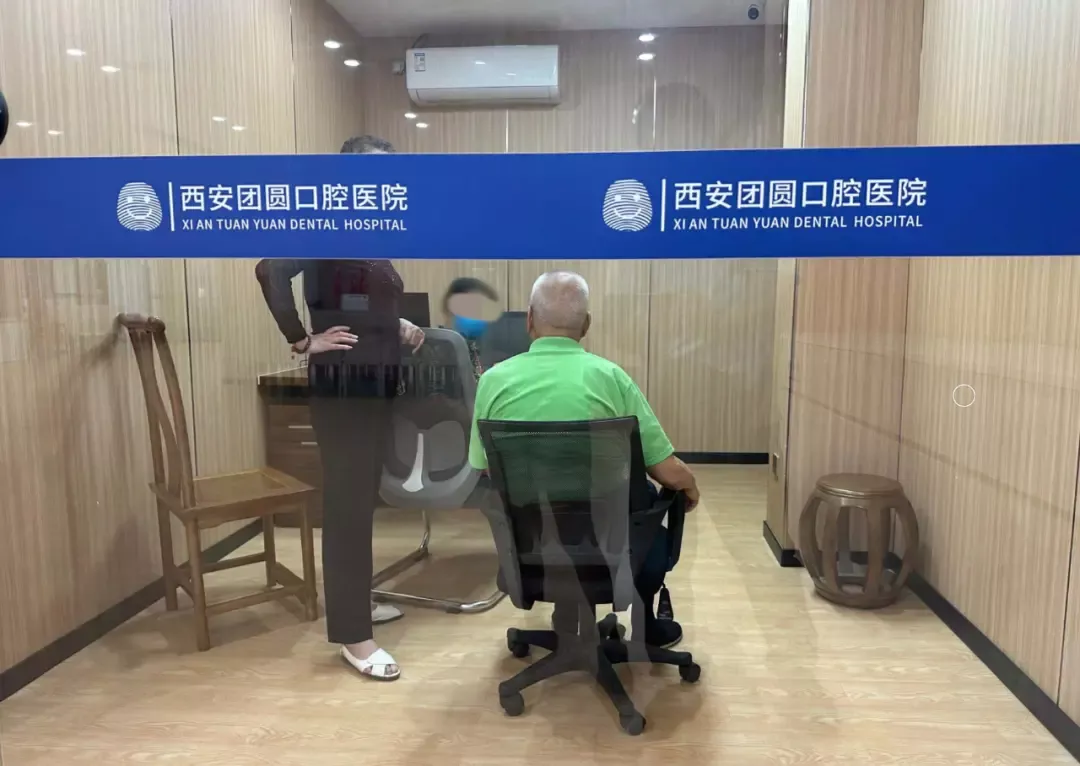 记者和患者及家属被带到团圆口腔治疗大楼之外的&ldquo;小屋&rdquo;内