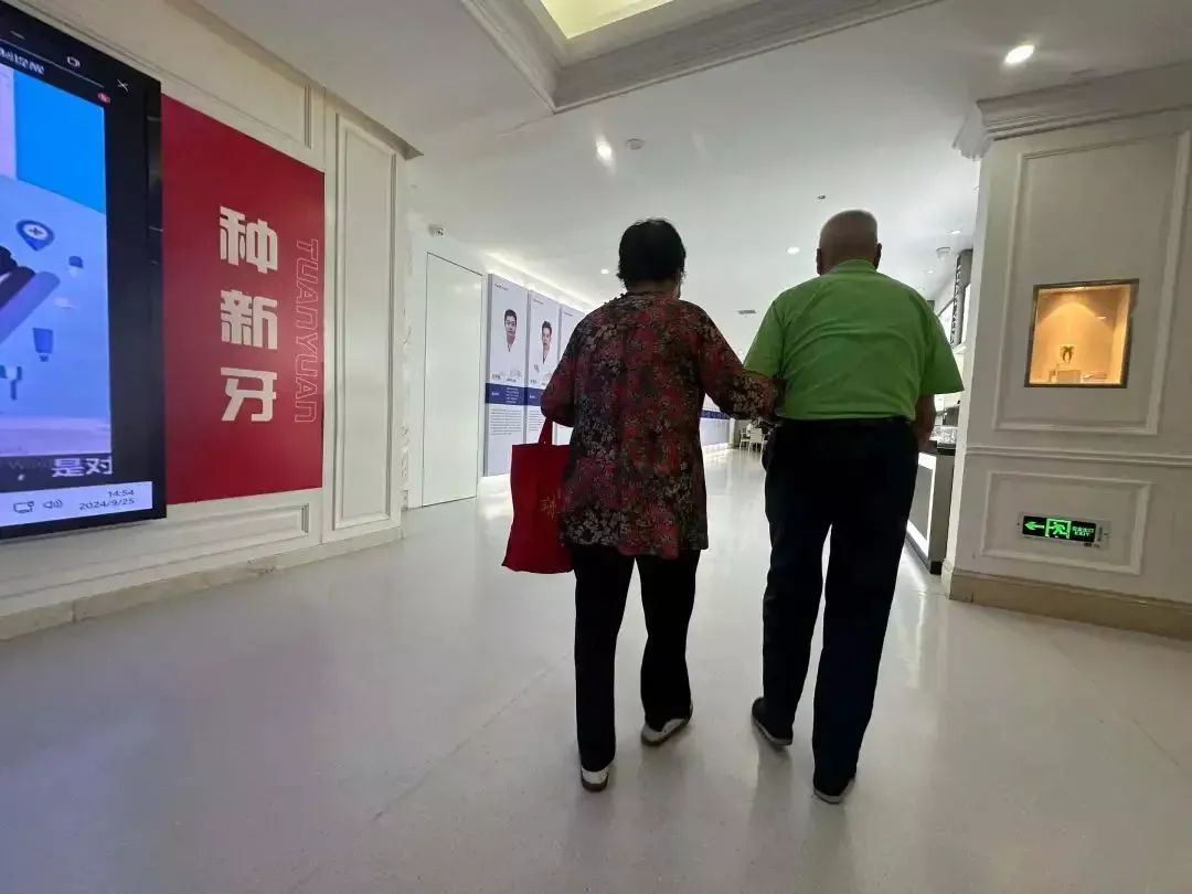 西安83岁老太去修牙，这家医院直接全口拔完种上牙！&ldquo;这牙你能用60年！&rdquo;