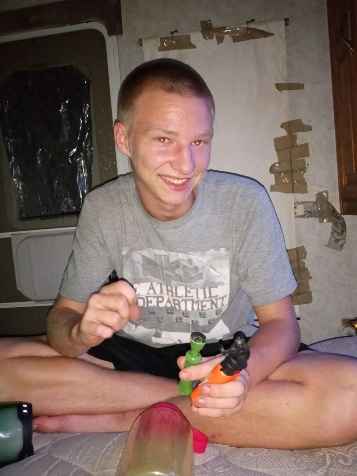 2个月大男婴开价00,年轻父母没钱花就卖儿子,合同都写好了…… 2个月大男婴开价00,年轻父母没钱花就卖儿子,合同都写好了……