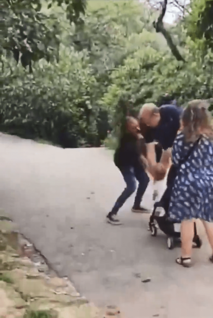 即使父亲挡住,男子仍对女童施袭。(X@unlimited_ls) 即使父亲挡住,男子仍对女童施袭。
<div class=