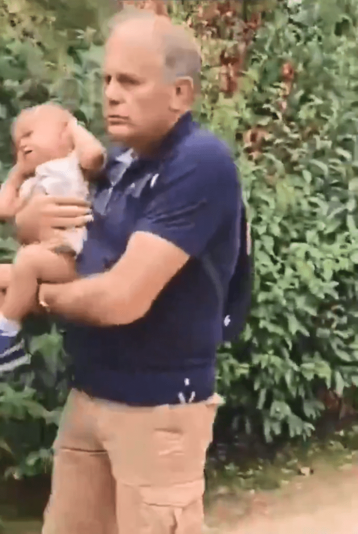 父亲与施袭者拉开距离。(X@unlimited_ls) 父亲与施袭者拉开距离。(X@unlimited_ls)