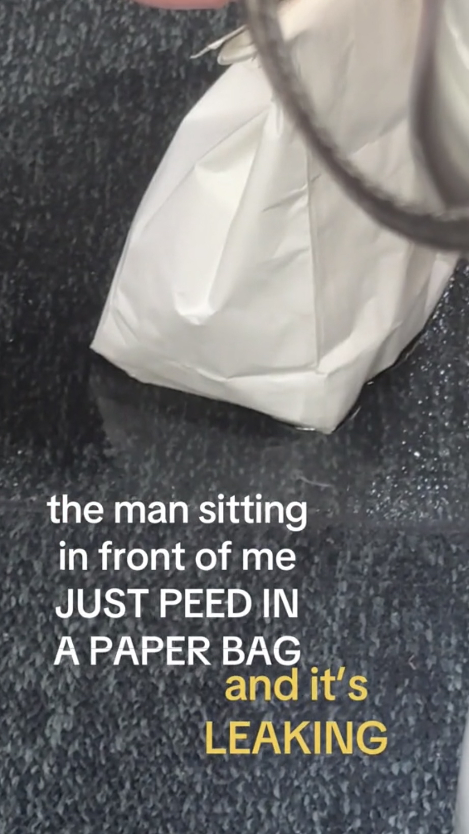 小便还漏得满地都是。 影片截图 小便还漏得满地都是。 影片截图