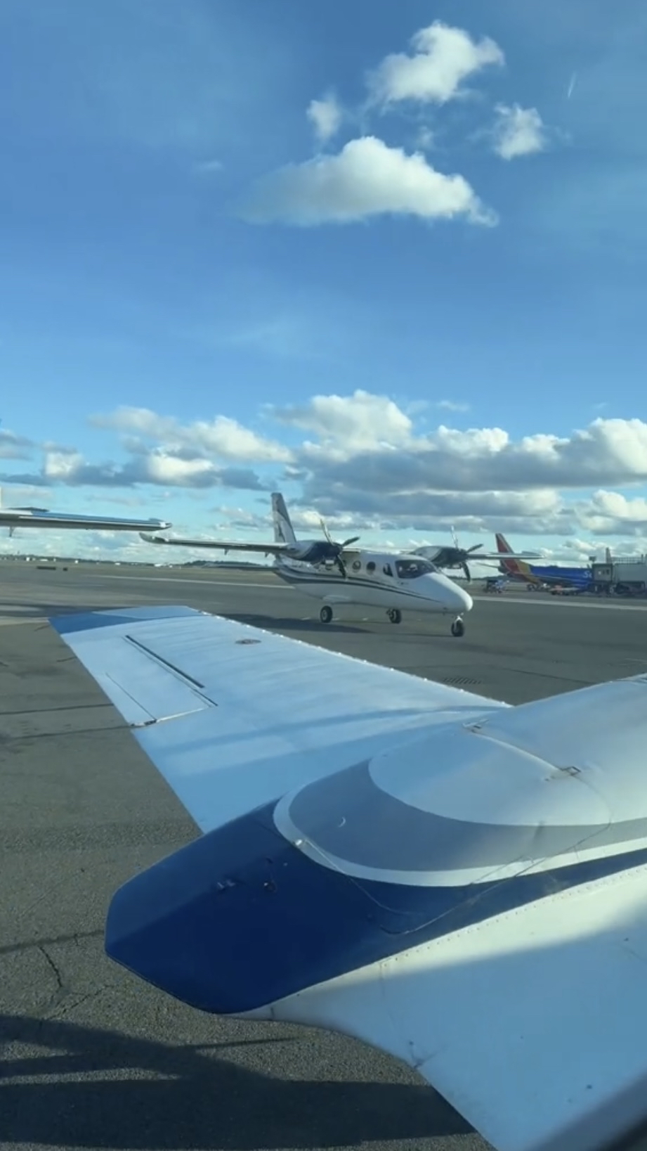 搭的是小型飞机。 影片截图 搭的是小型飞机。 影片截图