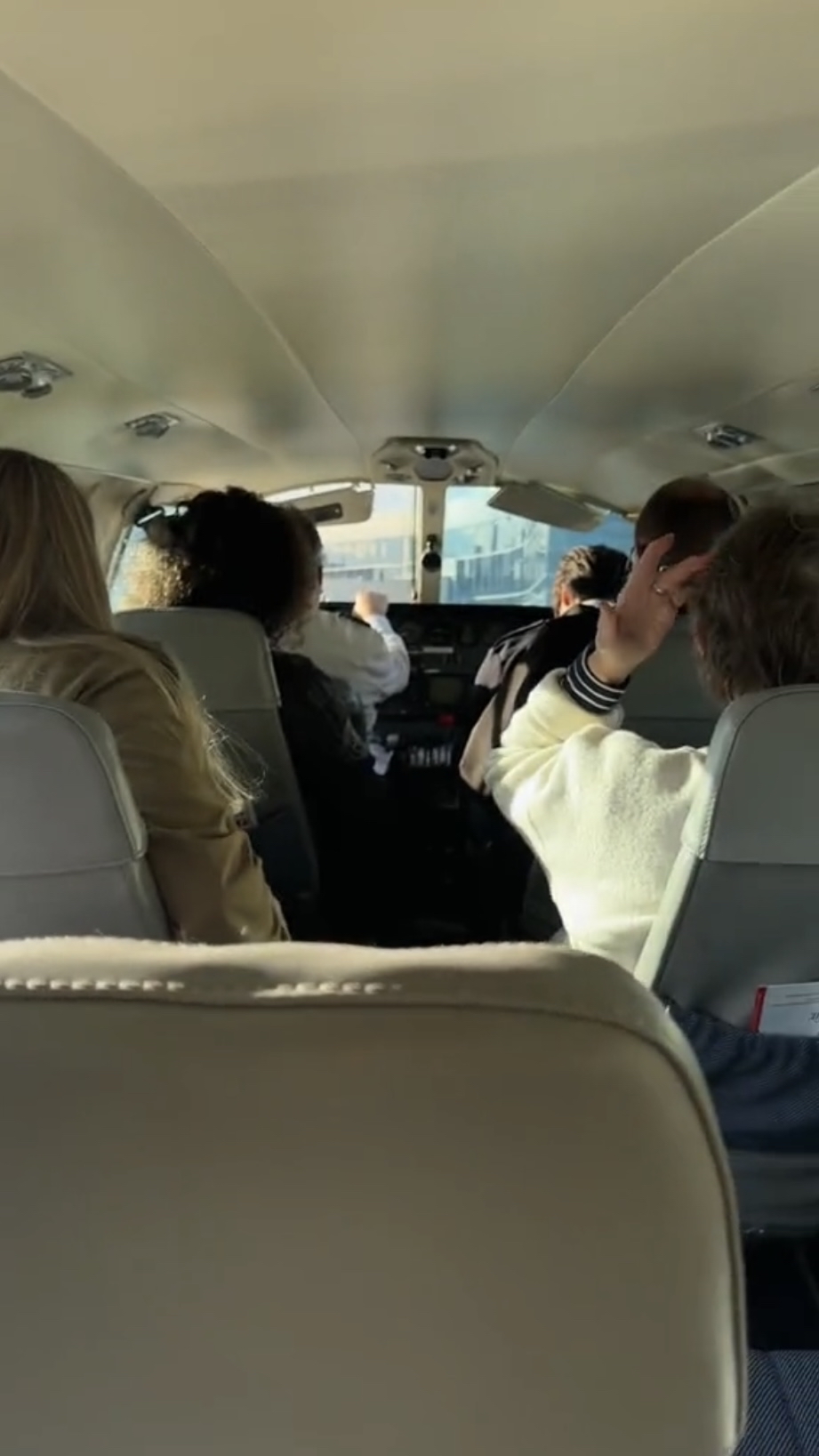 机舱狭小。 影片截图 机舱狭小。 影片截图