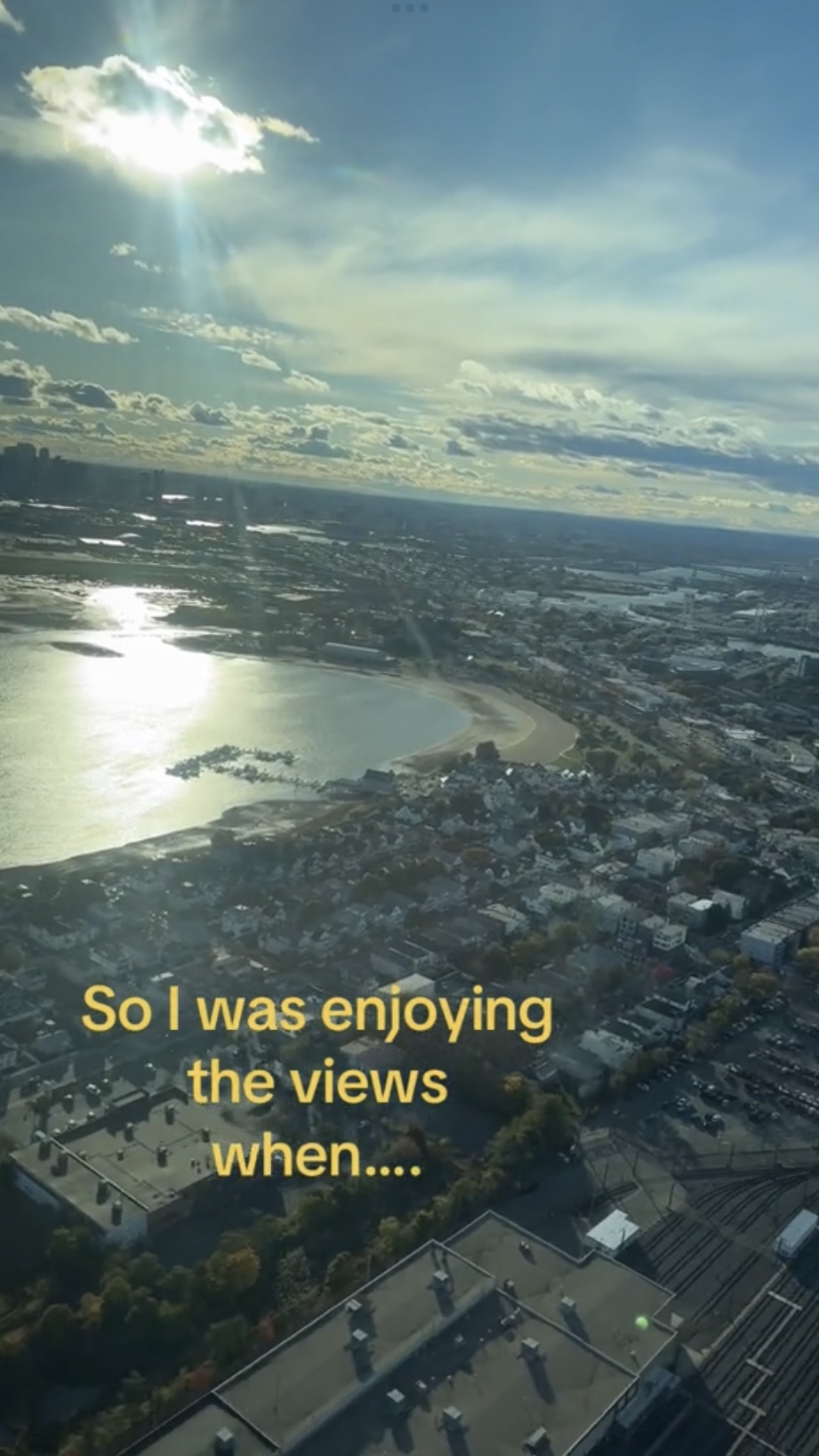 女子在欣赏风景途中⋯⋯。 影片截图 女子在欣赏风景途中⋯⋯。 影片截图