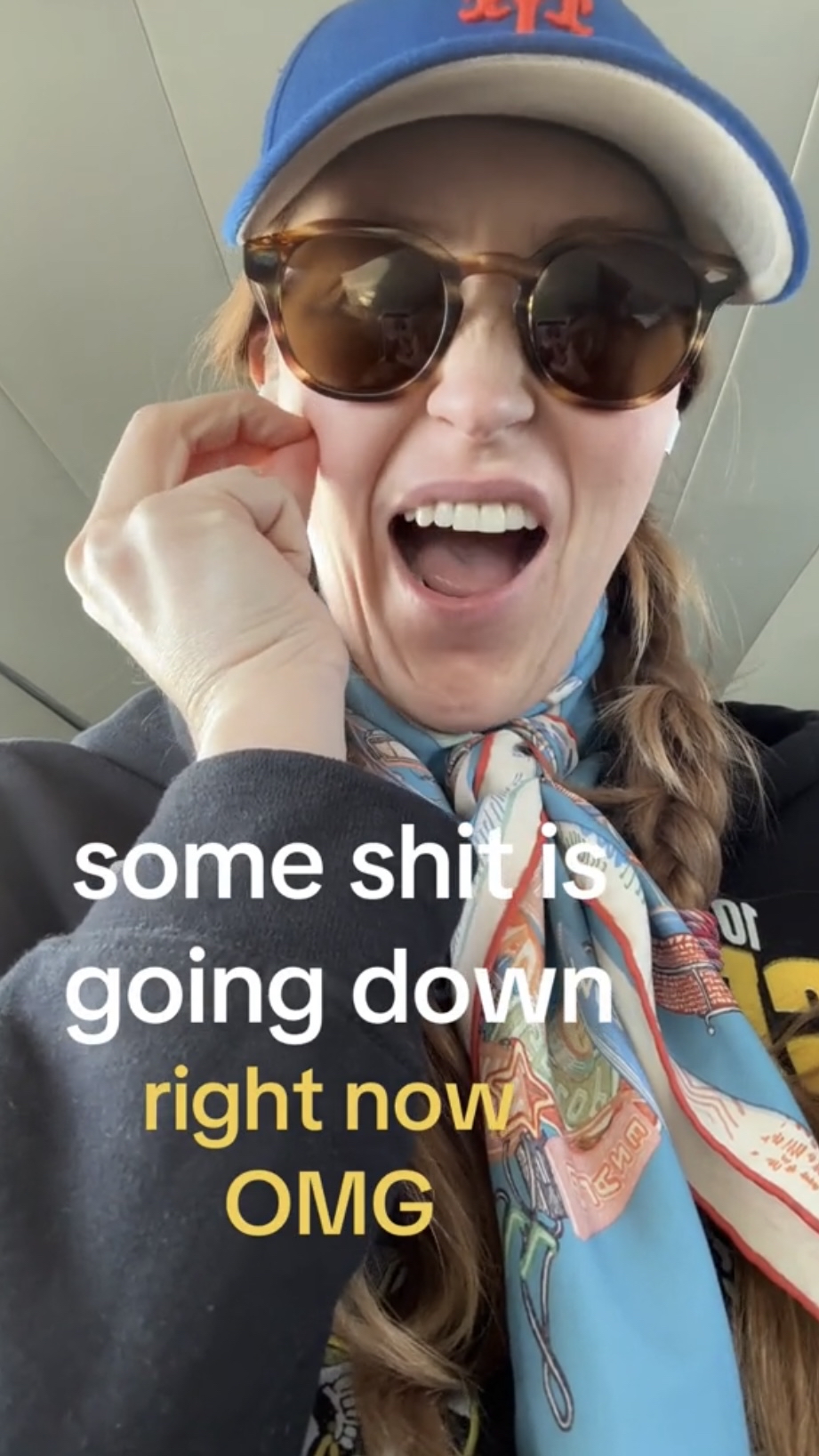 突然发现前方有异样。 影片截图 突然发现前方有异样。 影片截图