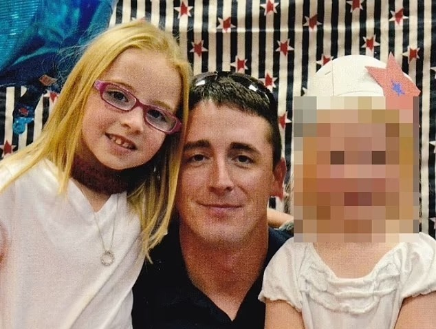 12歲女學生被賤男以裸照威脅 結果拿家中手槍自盡 父傷心過度終也自尋短見 图片