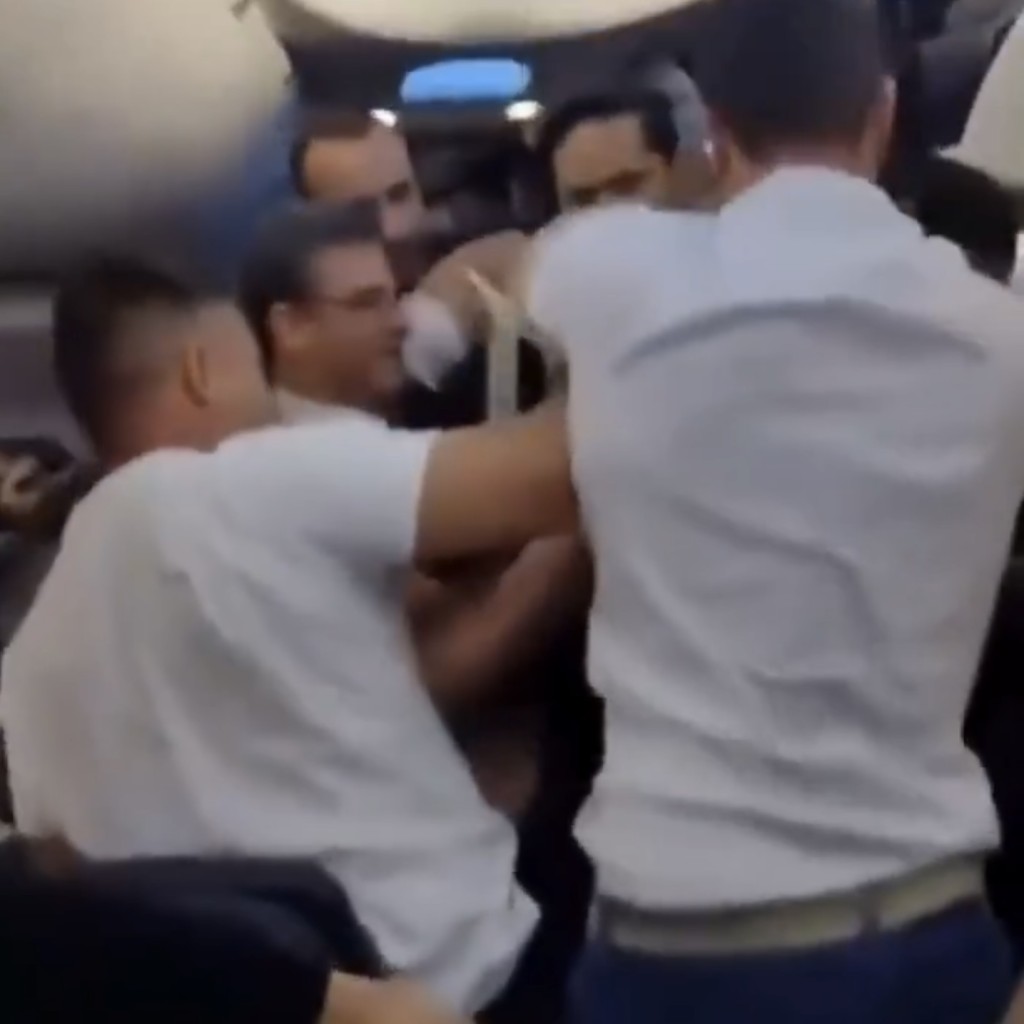 机组人员将男子绑起。 X 机组人员将男子绑起。 X