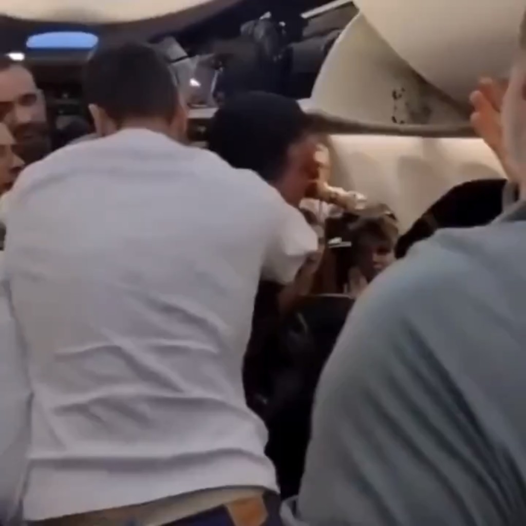 网传影片显示闹事男子满脸血。 X 网传影片显示闹事男子满脸血。 X