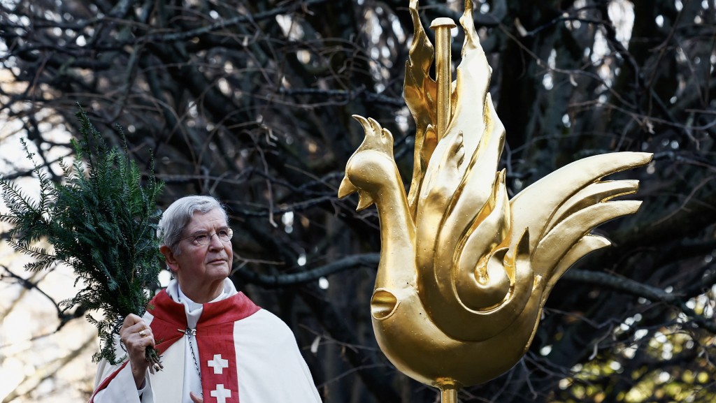 巴黎圣母院大教堂尖顶换上新的金公鸡风向标,安装前巴黎大主教于尔里克为公鸡祝福。 路透社 巴黎圣母院大教堂尖顶换上新的金公鸡风向标,安装前巴黎大主教于尔里克为公鸡祝福。 路透社