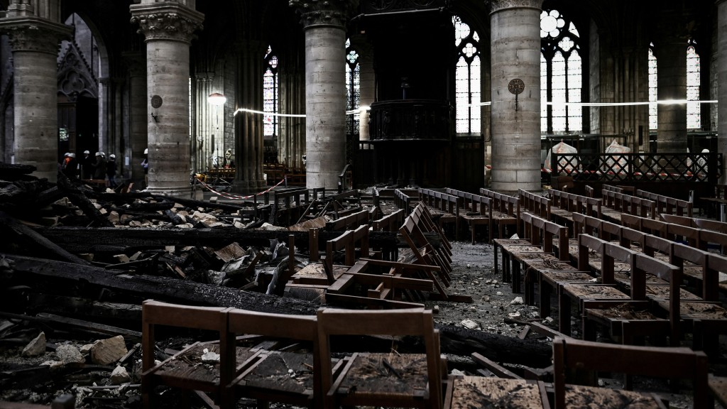 火灾1个月后拍摄的照片显示教堂内部一片凌乱。 路透社 火灾1个月后拍摄的照片显示教堂内部一片凌乱。 路透社