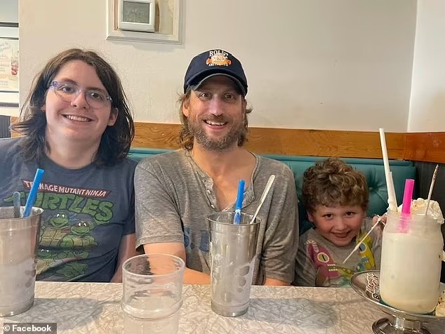 内弗生前与两名儿子合照。网图 内弗生前与两名儿子合照。网图