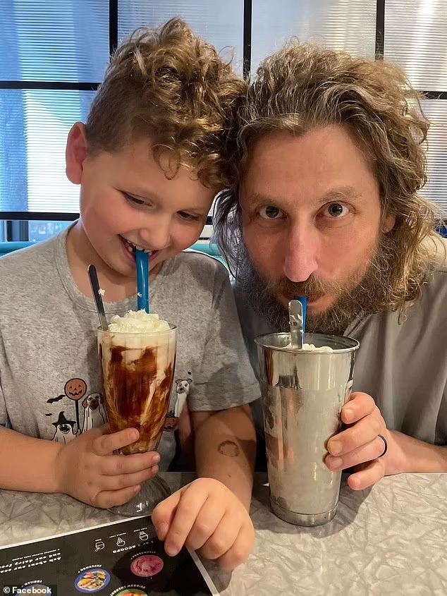 内弗与儿子奥利弗。网图 内弗与儿子奥利弗。网图