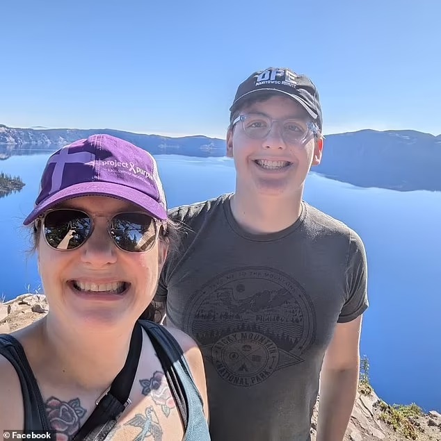 内弗的前女友艾布拉姆森与儿子雅各布。网图 内弗的前女友艾布拉姆森与儿子雅各布。网图